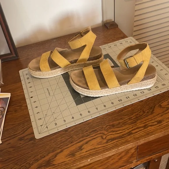 Universal Thread yellow platform sandals. - Picture 6 of 8